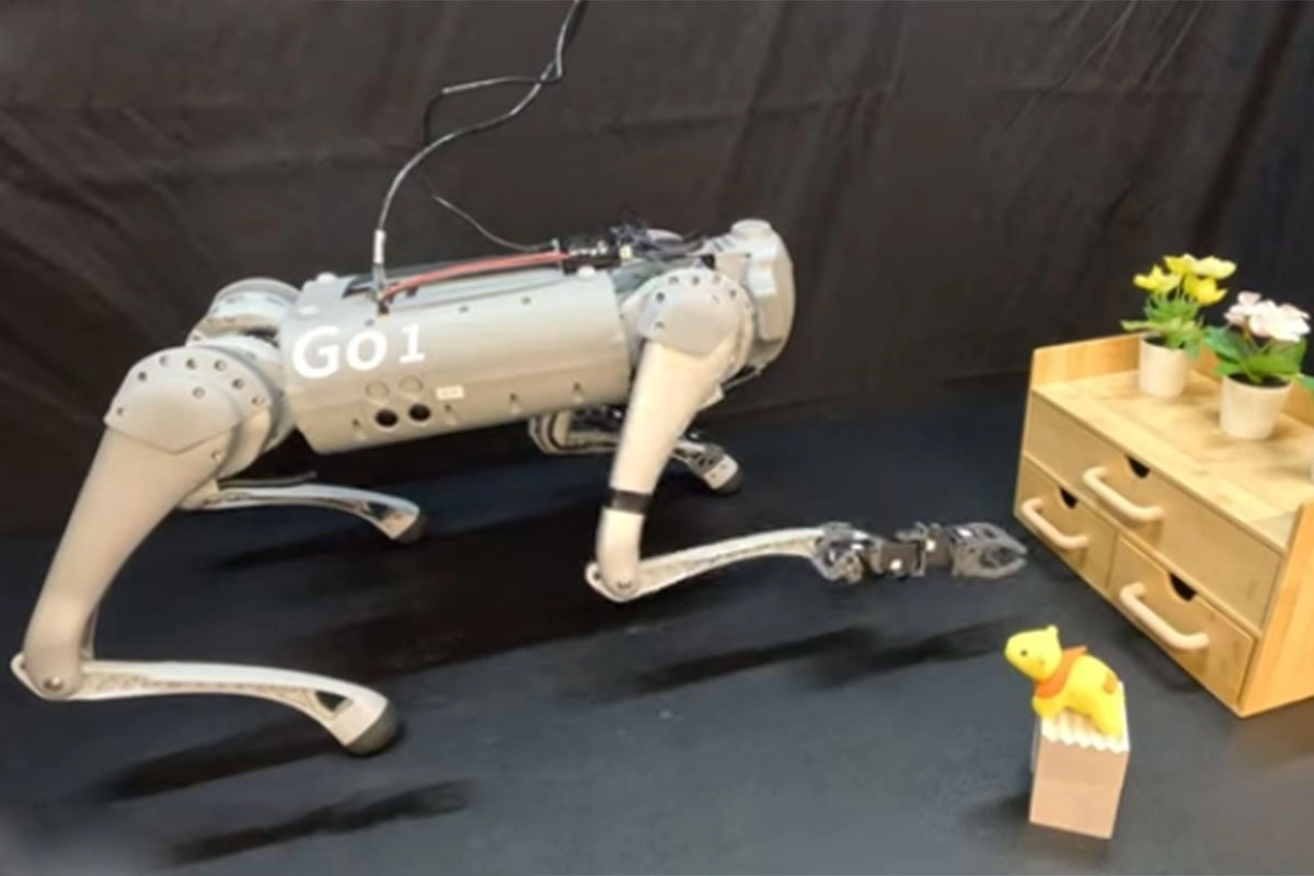 Spretni robot sa četiri noge može da hoda i barata predmetima simultano